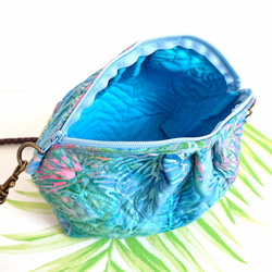 インドネシアバティックのバルーン型ショルダーポーチ(水色/レインボー/リーフ) 4枚目の画像
