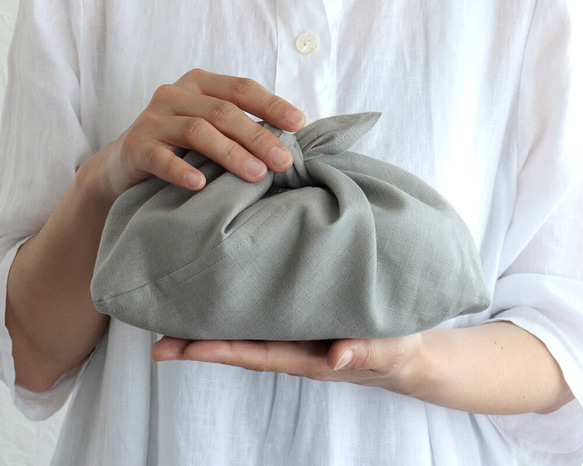 alin&#39;s bag S Bento wrap 帶扣板的亞麻布包（淺灰色）。 第1張的照片