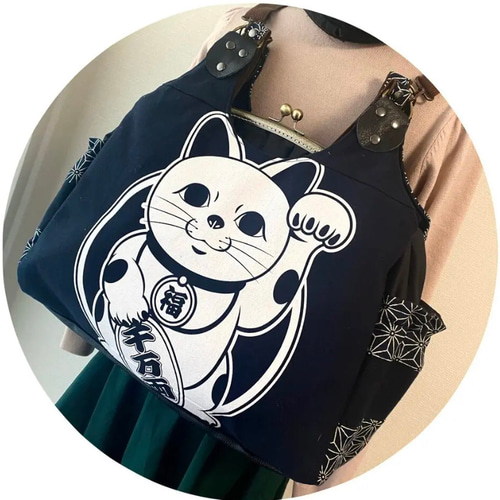 両面表面 猫アラベスク柄 3weyあおりがま口 リュック バッグ ハンドメイド 両面表面 猫アラベスク柄 3weyあおりがま口 リュック バッグ