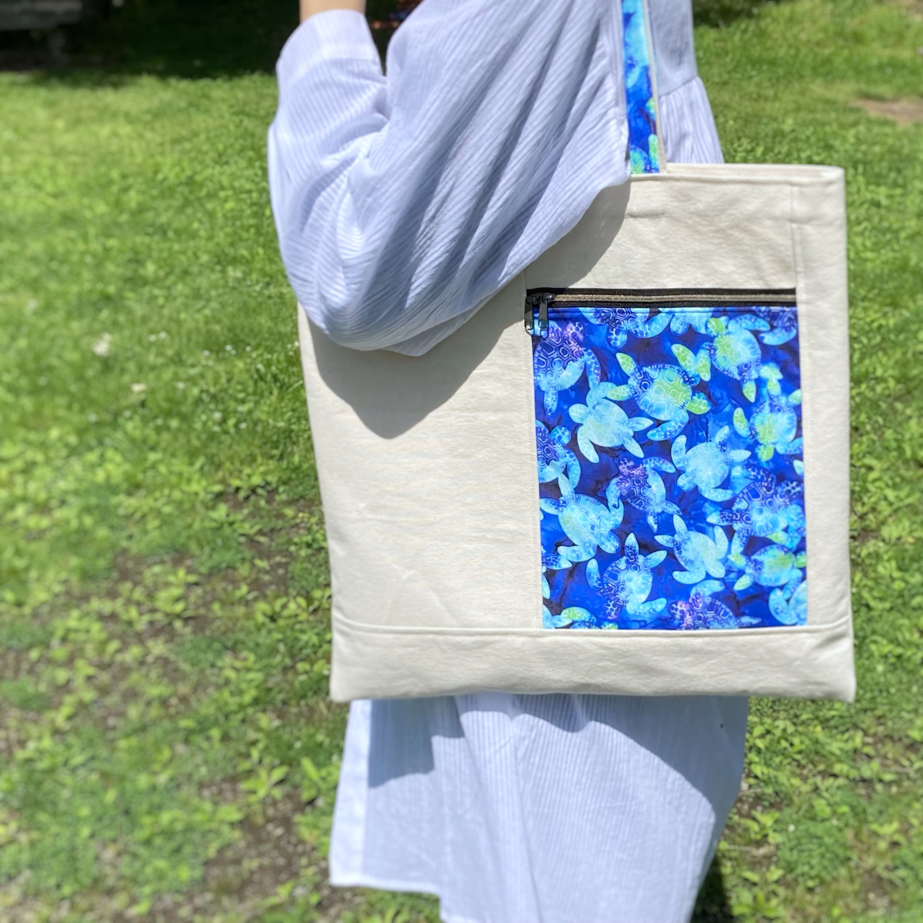 亀さん柄２フェイストートバッグ＊Ocean Blue Turtles＊ B4サイズもすっぽり入る大きなバッグ