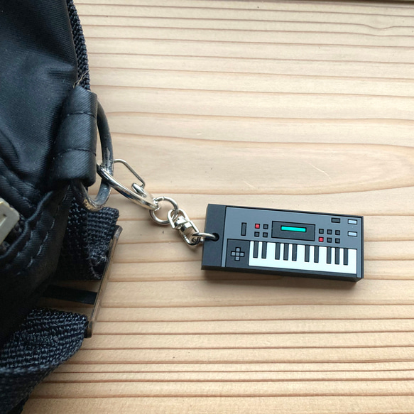 [鑰匙扣] Synth Rubber Keychain / 04: PCM SYNTHESIZER 第5張的照片