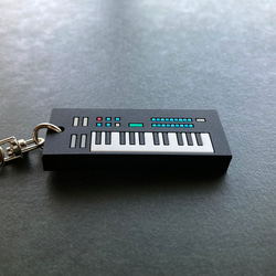 [鑰匙扣] Synth Rubber Keychain / 01: FM SYNTHESIZER 第3張的照片