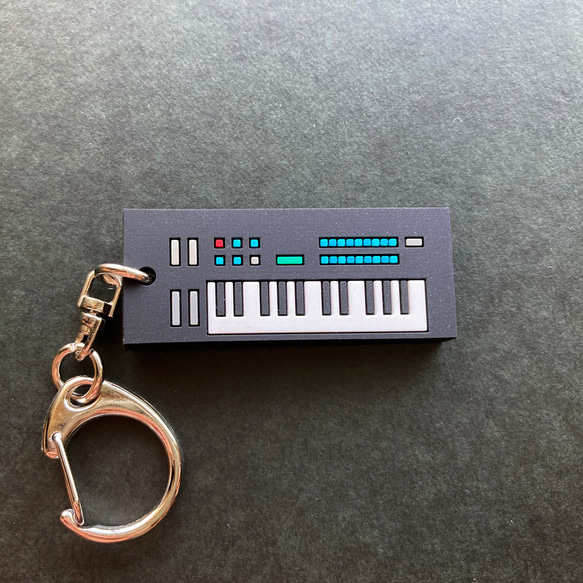 [鑰匙扣] Synth Rubber Keychain / 01: FM SYNTHESIZER 第2張的照片