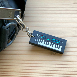 [鑰匙扣] Synth Rubber Keychain / 01: FM SYNTHESIZER 第4張的照片