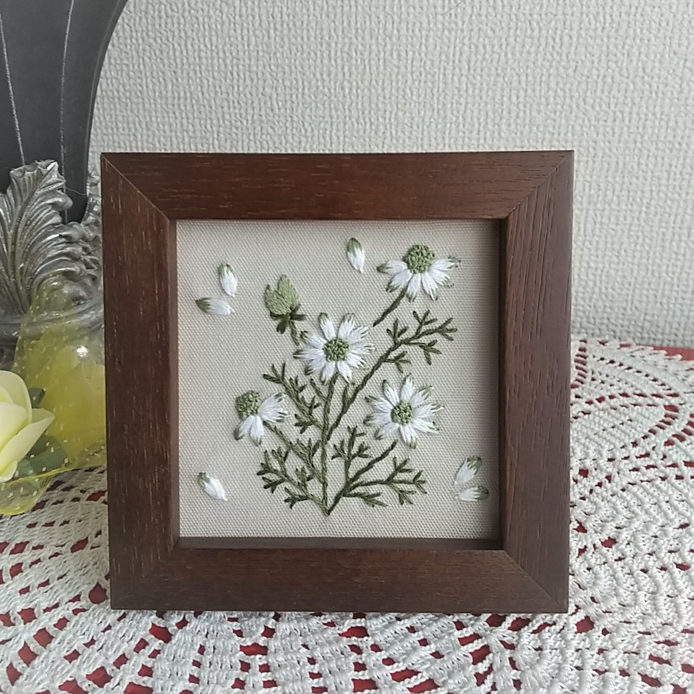 送料無料 百貨店 梅の花 刺繍画 木製フレーム（梅の花を刺繍する