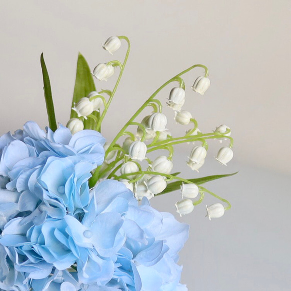 「永遠盛開」淡藍色繡球花和鈴蘭（免費禮品包裝） 第2張的照片