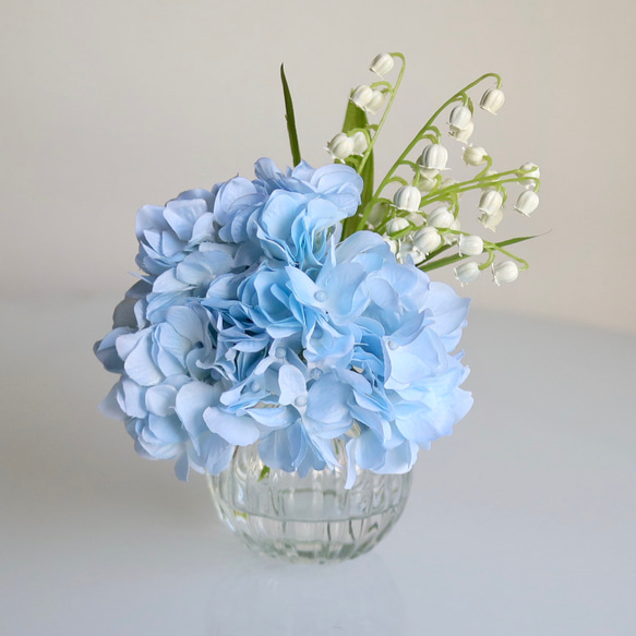 「永遠盛開」淡藍色繡球花和鈴蘭（免費禮品包裝） 第3張的照片
