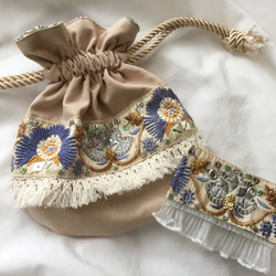 インド刺繍 リボン まんまる 丸巾着 ポーチ ベージュ×リバティ花柄 2枚目の画像