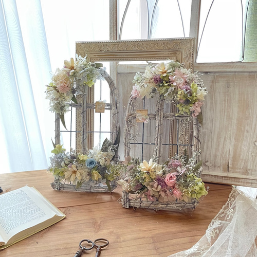 【値下げ】ドライフラワーアレンジ窓枠フレーム 窓枠型のフレームにハロウィンデザインを作りました | 花うさぎ