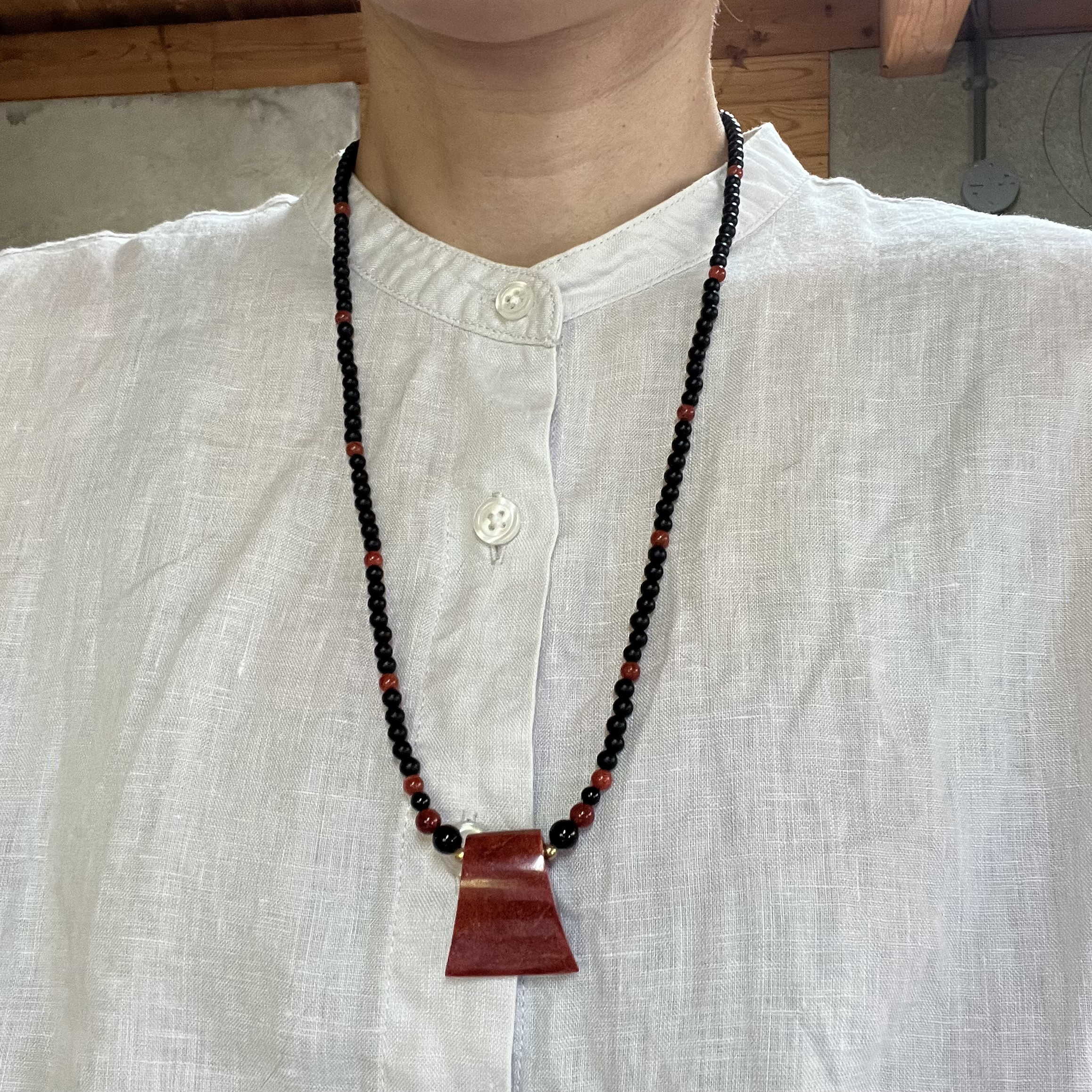 サンゴネックレス 〈台形〉 イソバナ珊瑚