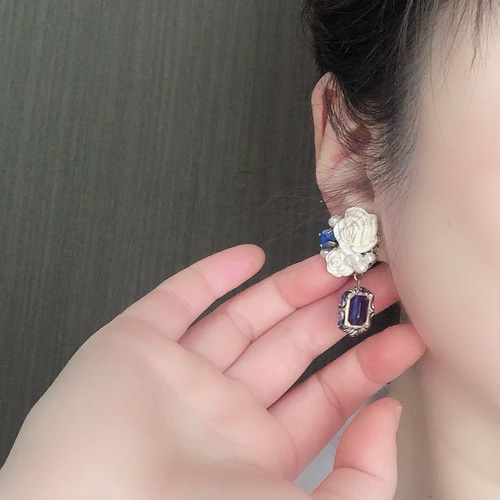 白薔薇とロイヤルブルーのコラージュイヤリング イヤリング 