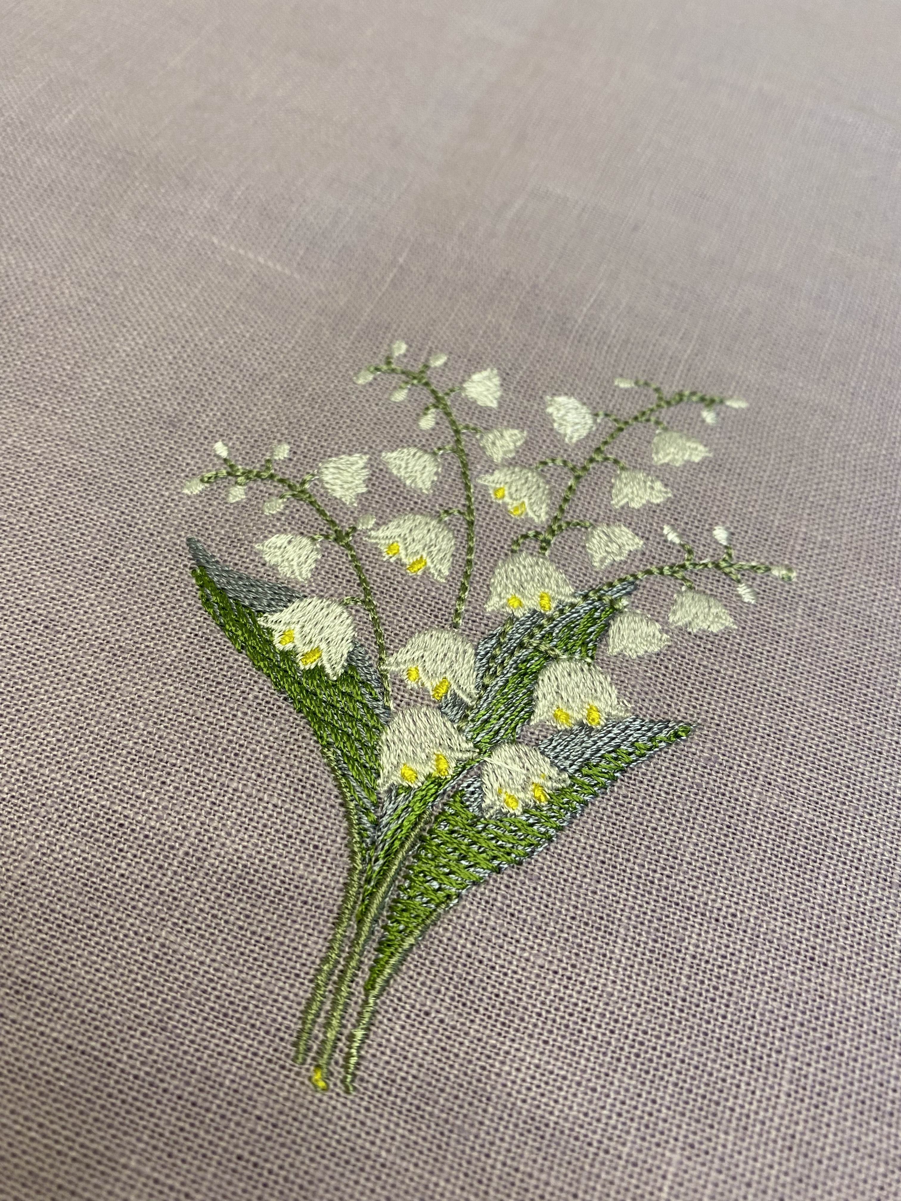 すずらん刺繍　テーブルライナー　パープル地