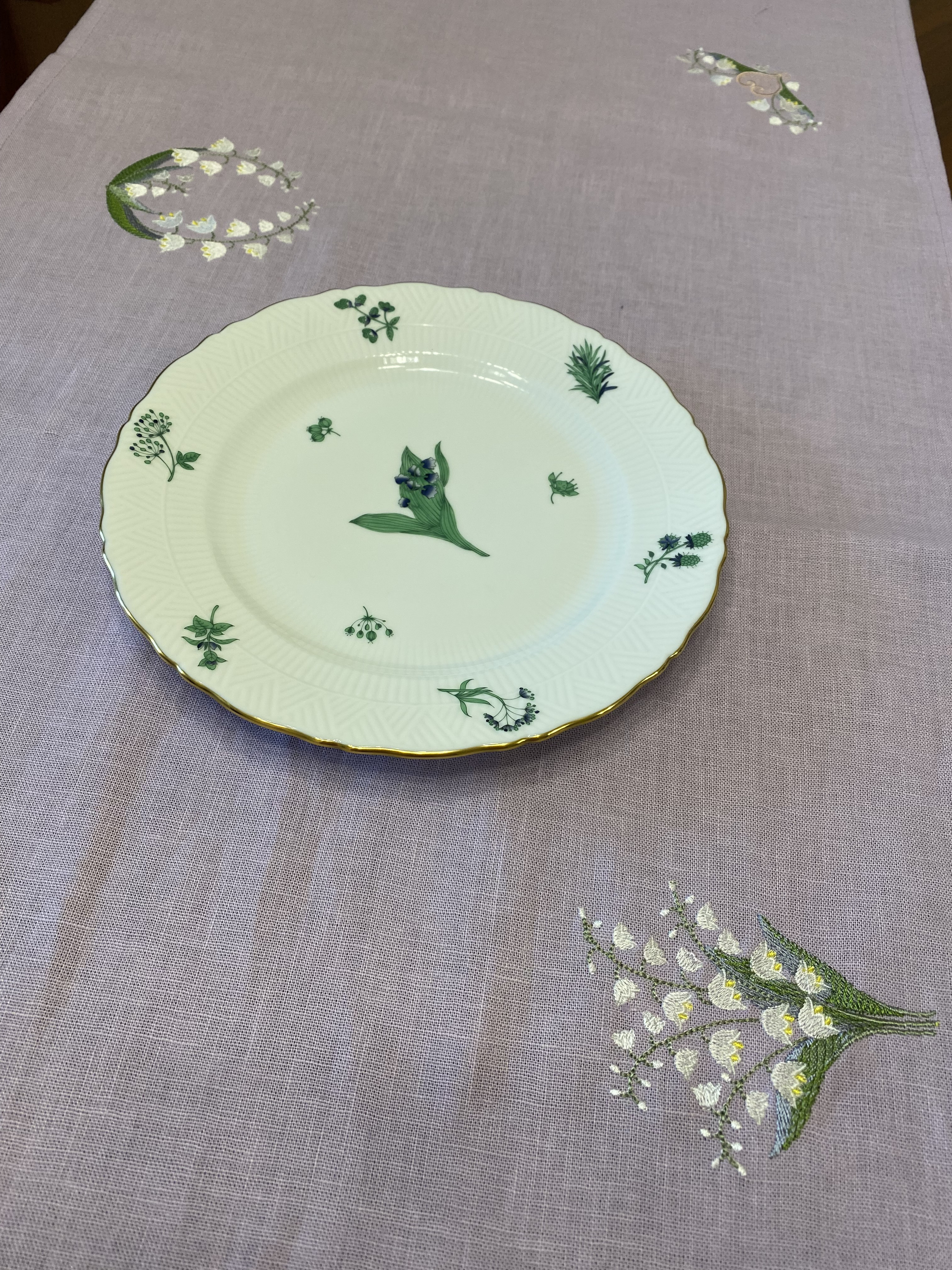 すずらん刺繍　テーブルライナー　パープル地