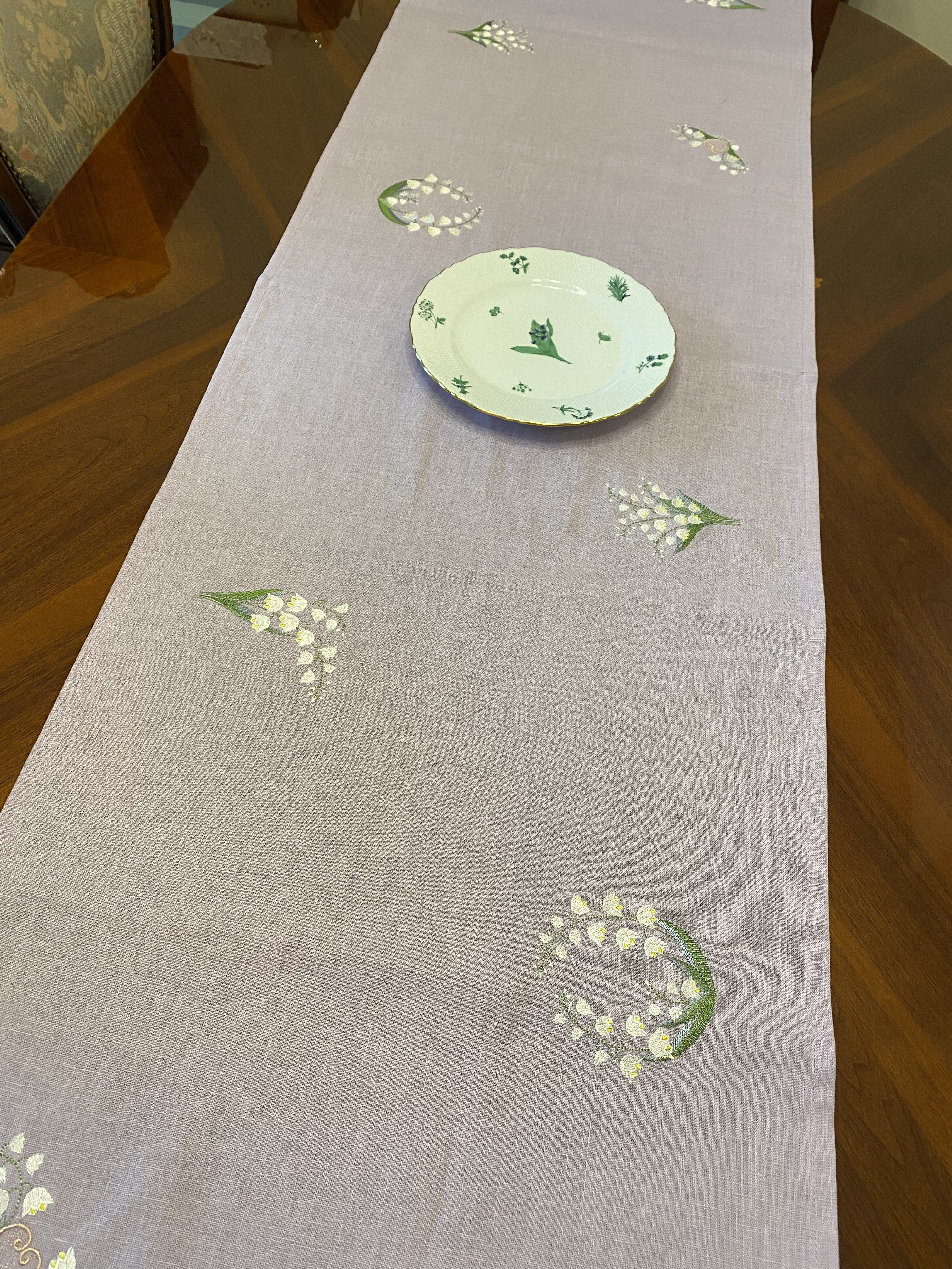 すずらん刺繍　テーブルライナー　パープル地