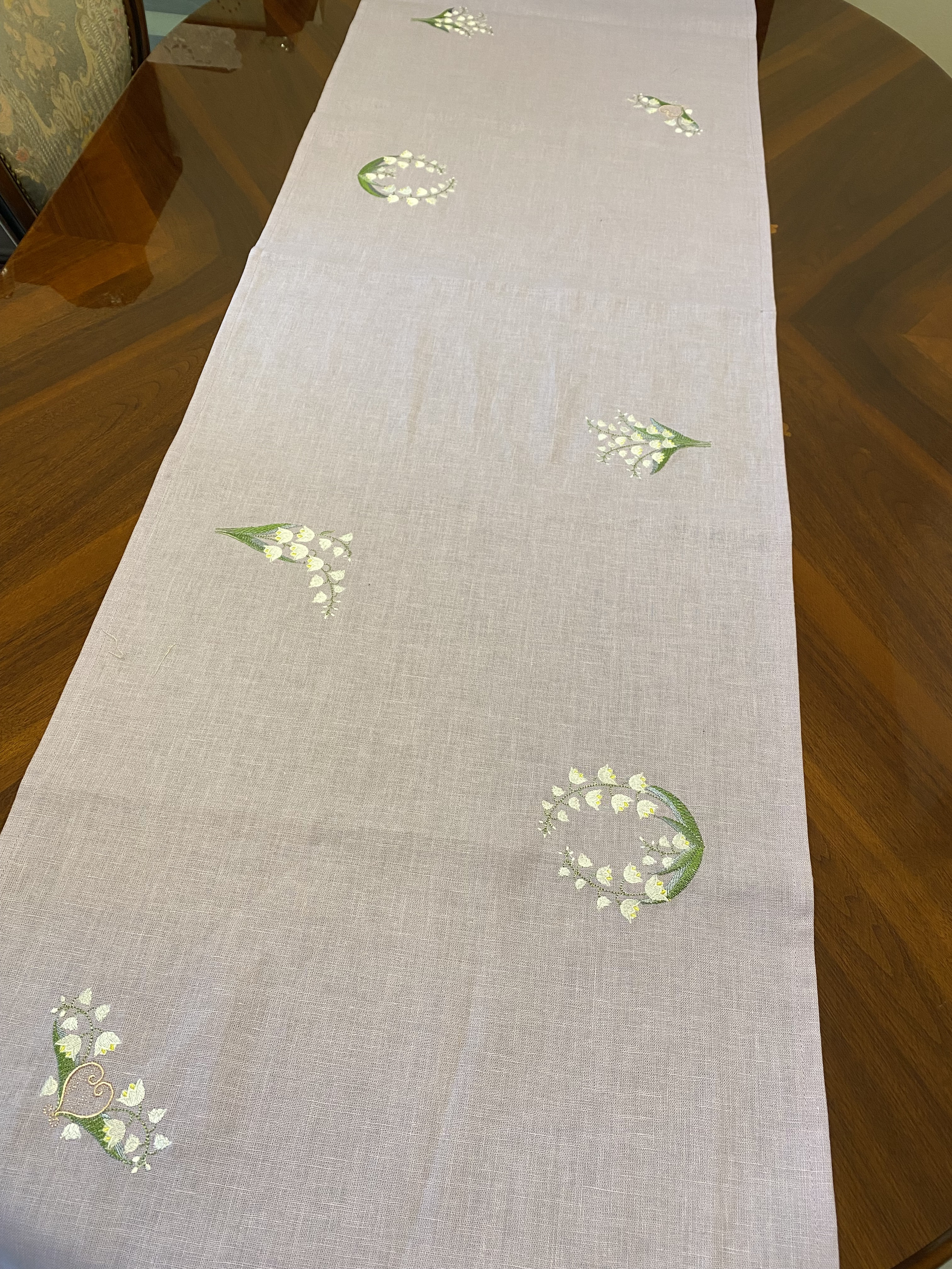 すずらん刺繍　テーブルライナー　パープル地