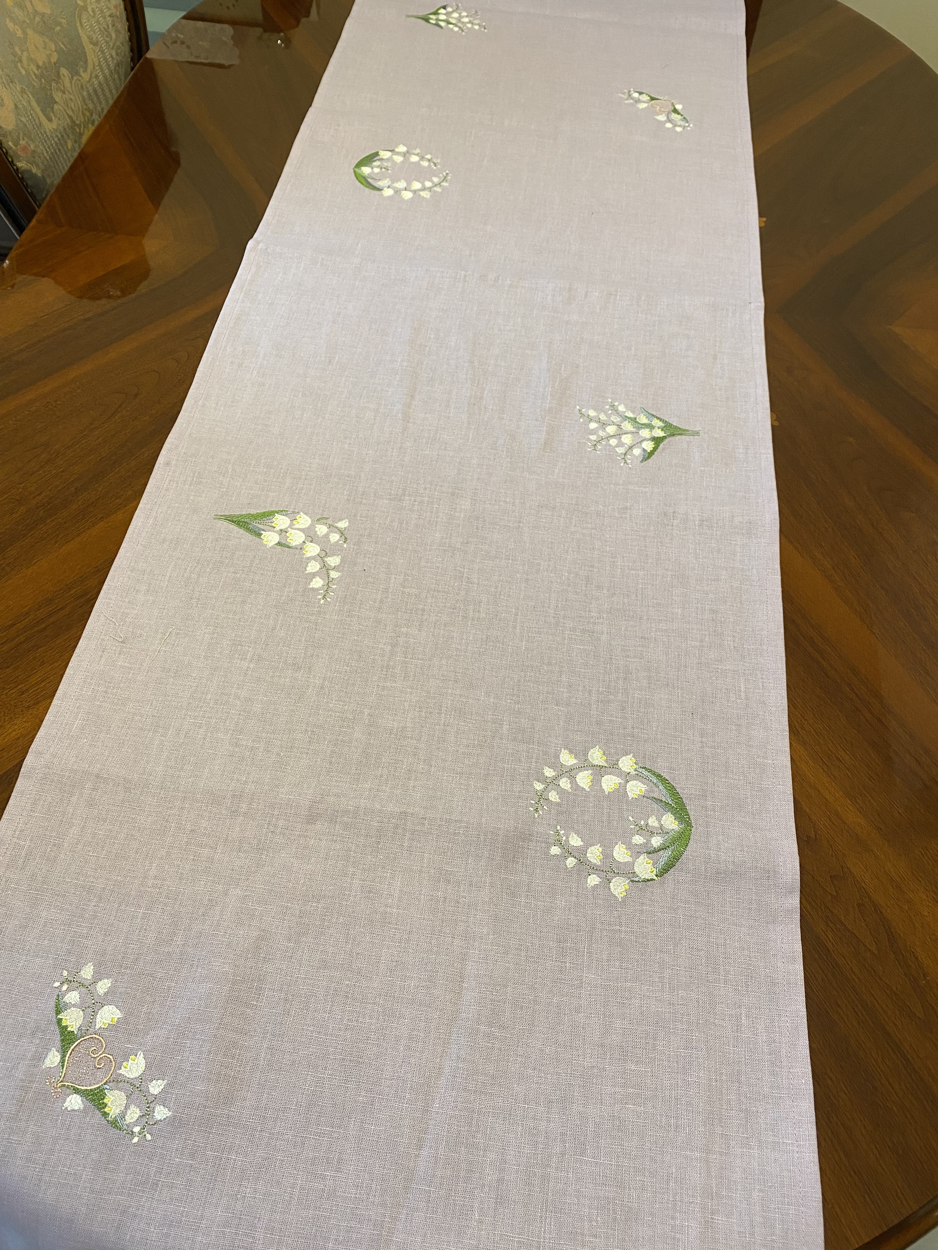 すずらん刺繍　テーブルライナー　パープル地