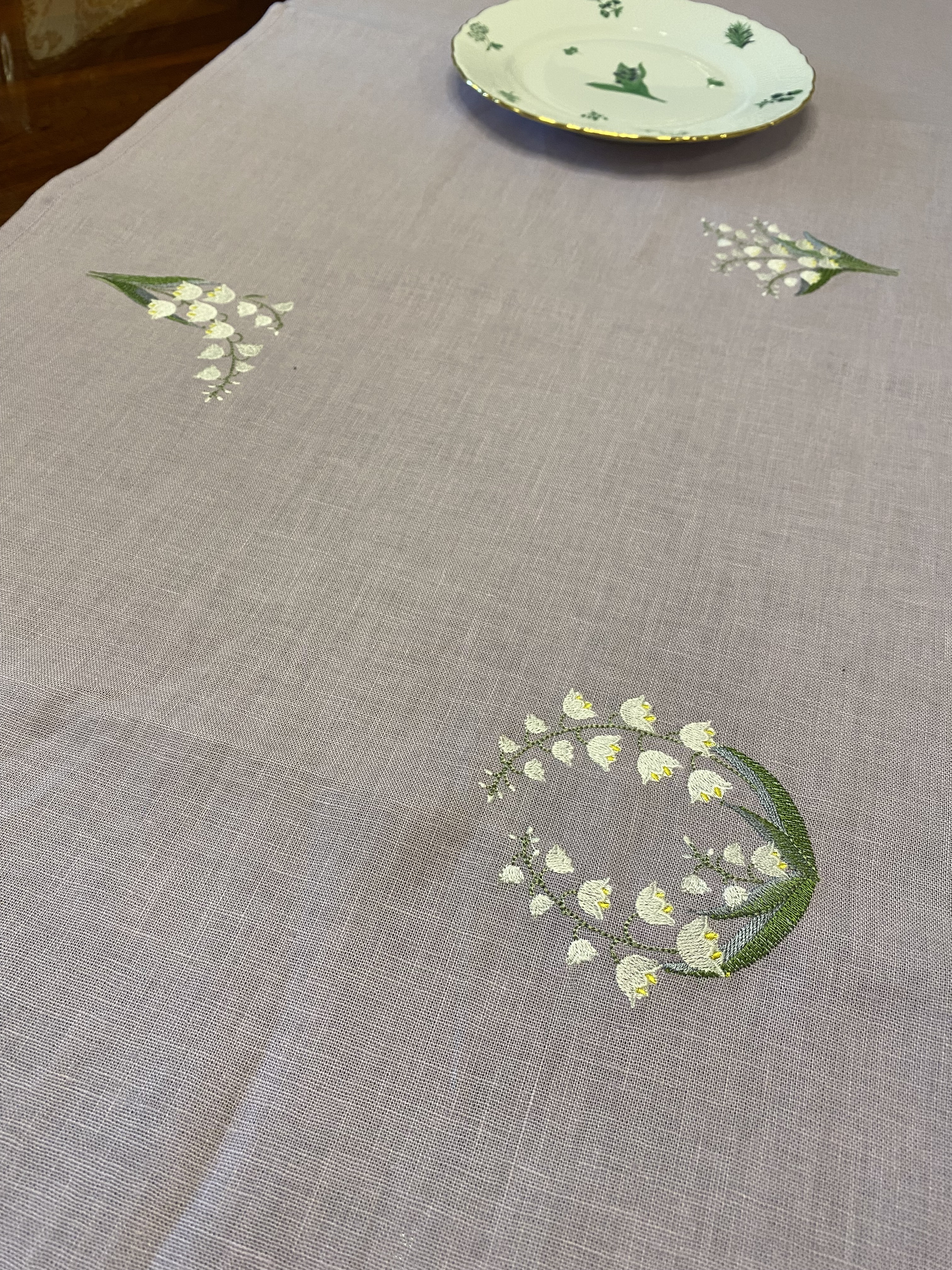 すずらん刺繍　テーブルライナー　パープル地