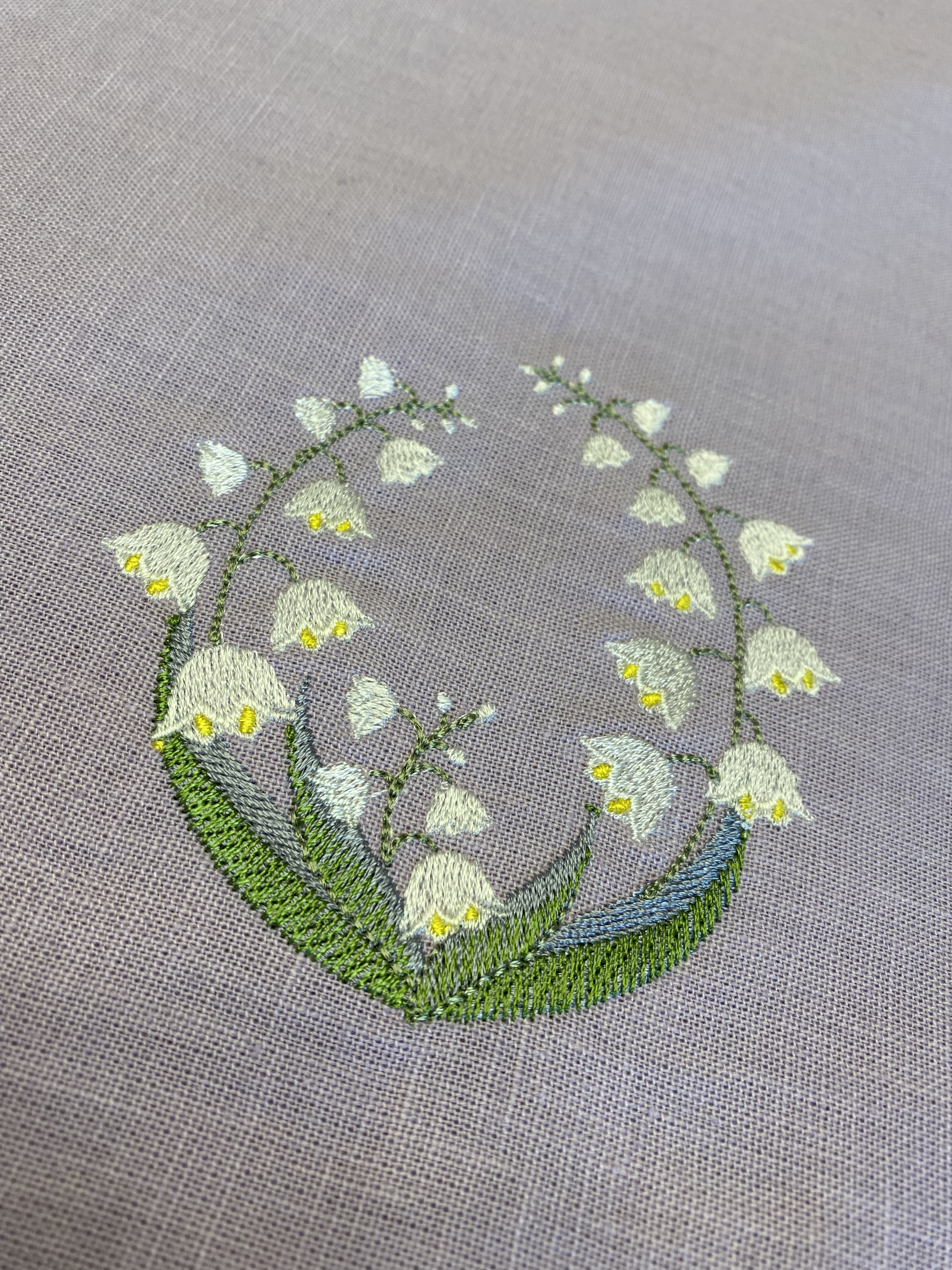 すずらん刺繍　テーブルライナー　パープル地