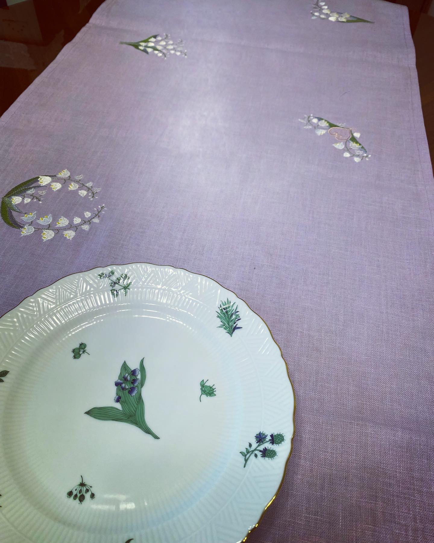すずらん刺繍　テーブルライナー　パープル地