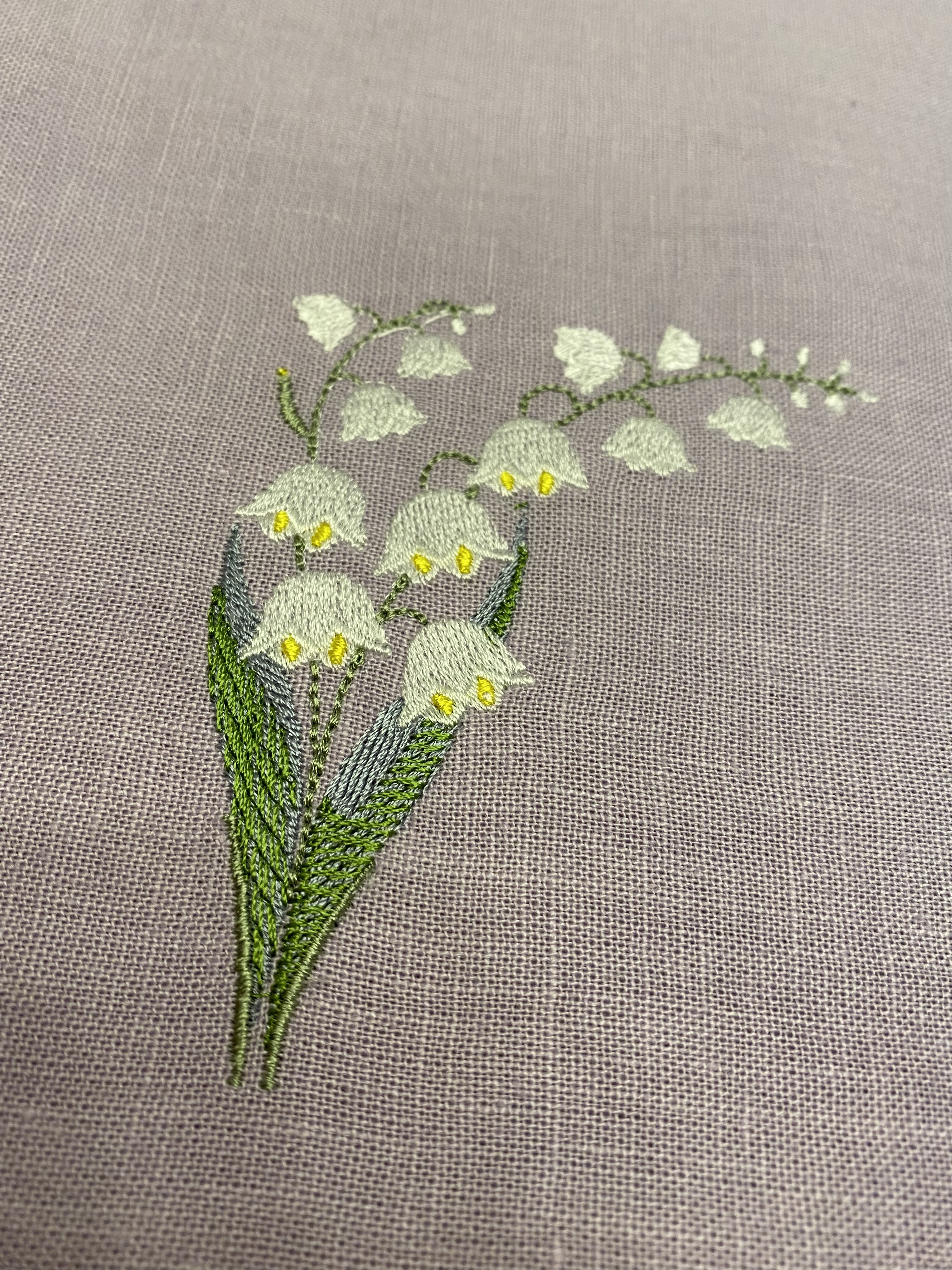 すずらん刺繍　テーブルライナー　パープル地