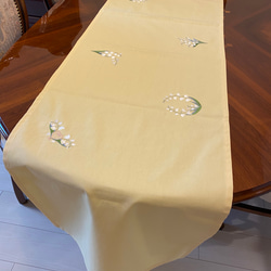 すずらん刺繍　テーブルライナー　黄色地 1枚目の画像