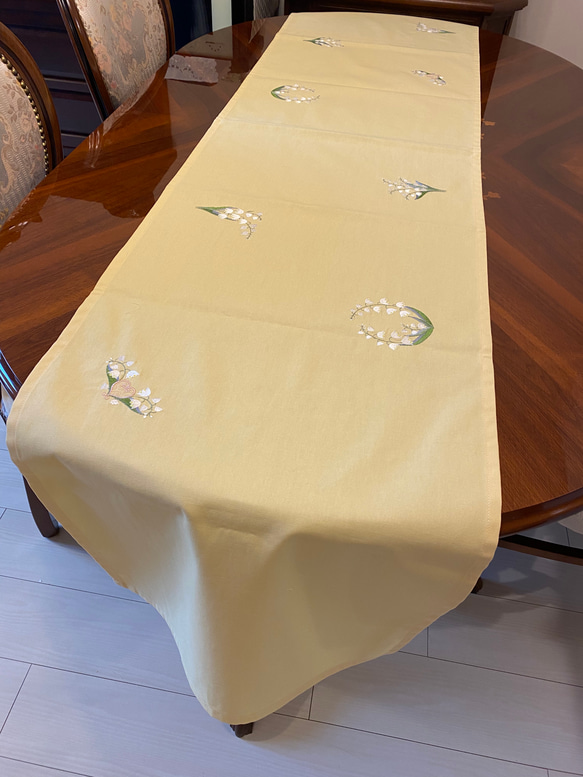 すずらん刺繍　テーブルライナー　黄色地 1枚目の画像