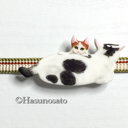 猫の父と子の 帯留め/ブローチ 【陶器風 石塑粘土アクセサリー】猫 ネコ 白黒 1枚目の画像