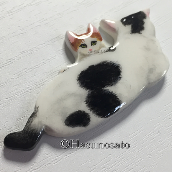 猫の父と子の 帯留め/ブローチ 【陶器風 石塑粘土アクセサリー】猫 ネコ 白黒 3枚目の画像
