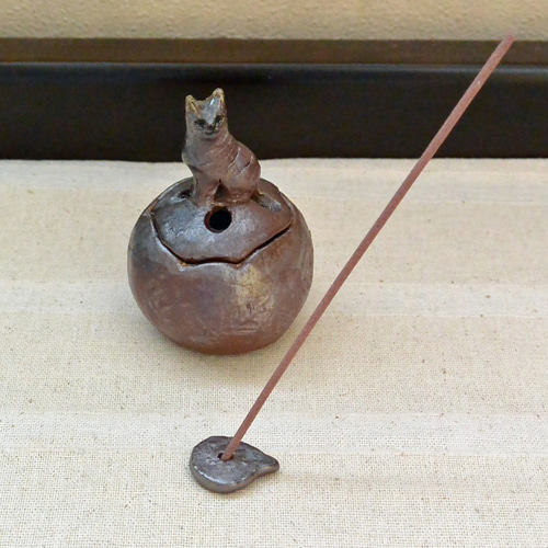ネコの香炉 お香立て 茶色ねこ 猫 ワイルド 手作り陶芸 陶器