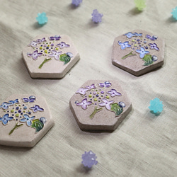 雨上がりのガクアジサイのブローチ〈陶土〉〈紫の紫陽花〉 8枚目の画像