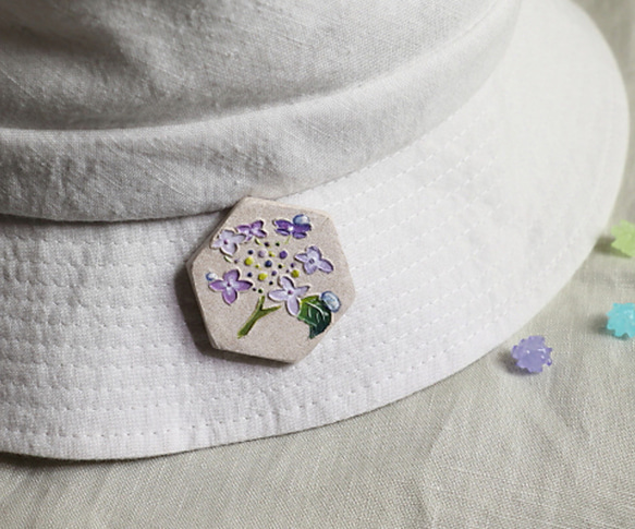 雨上がりのガクアジサイのブローチ〈陶土〉〈紫の紫陽花〉 1枚目の画像
