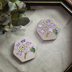 雨上がりのガクアジサイのブローチ〈陶土〉〈紫の紫陽花〉 4枚目の画像