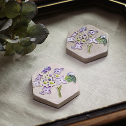 雨上がりのガクアジサイのブローチ〈陶土〉〈紫の紫陽花〉 5枚目の画像