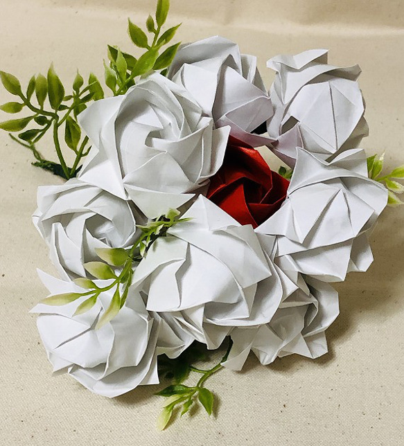 折り紙 バラの花束 白10本＋赤1本 ブーケ 白 ホワイト 赤 レッド 1枚目の画像