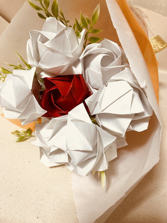 折り紙 バラの花束 白10本＋赤1本 ブーケ 白 ホワイト 赤 レッド 2枚目の画像
