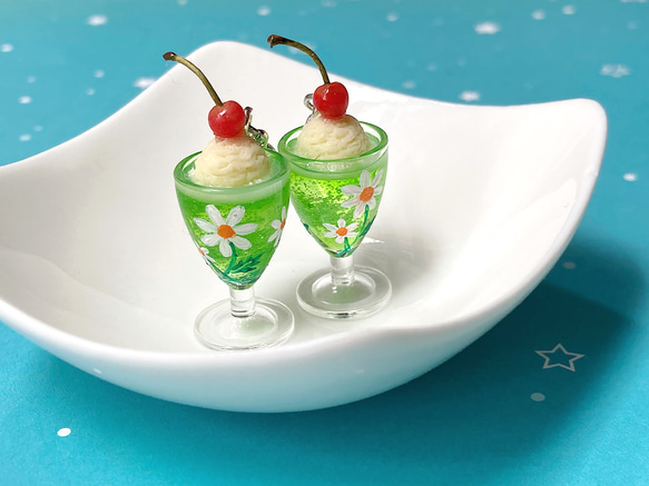 オーダー専用　ハンドメイド　クリームソーダペンギン　ミニチュアスイーツ クリームソーダ🍨 こぺんぎん達は、お庭にデッキチェアを出して