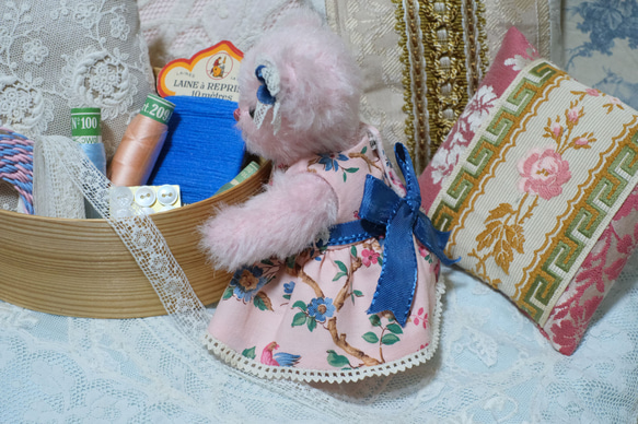 綺麗なピンクのモヘア製！ビンテージファブリックの小さなドレスベア 4枚目の画像