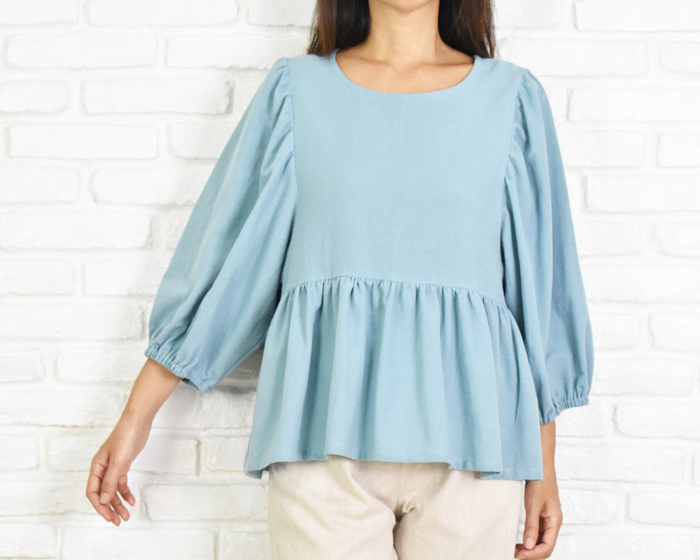 コットン素材のふんわり袖フリルブラウス　ブルー