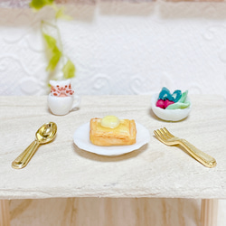 【ミニチュアフード】モーニングセットA(3Dラテアート、バタートースト、サラダ) フェイクフード  ミニチュア 2枚目の画像