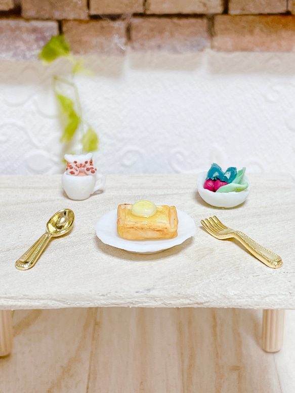 【ミニチュアフード】モーニングセットA(3Dラテアート、バタートースト、サラダ) フェイクフード  ミニチュア 2枚目の画像