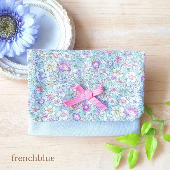 ✳︎ハンドメイド✳︎ポーチ付きティッシュケース　花柄　ブルー 移動ポケット ポケットティッシュ入れ付き 花柄ブルーの大人