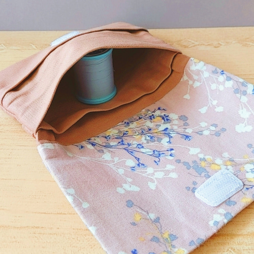 ✳︎ハンドメイド✳︎ポーチ付きティッシュケース　花柄　ブルー 移動ポケット ポケットティッシュ入れ付き 花柄ブルーの大人