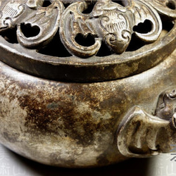 細工白銅製 蝠・モモ紋蓋 雙蝠取手香炉 置物 上質 在銘 2枚目の画像