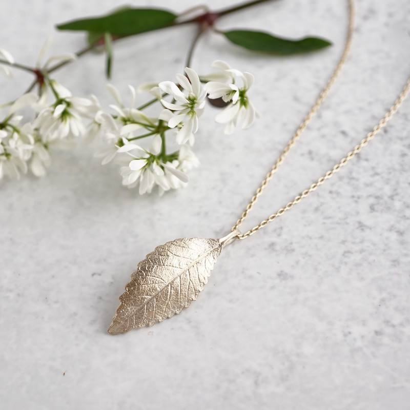 Elm small leaf necklace [P082K10]