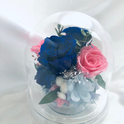 プリザーブドフラワー／ドームの中に咲く青とピンクの薔薇と小花のフラワードーム 3枚目の画像
