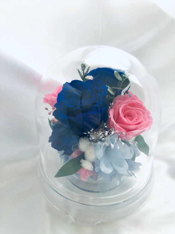 プリザーブドフラワー／ドームの中に咲く青とピンクの薔薇と小花のフラワードーム 3枚目の画像
