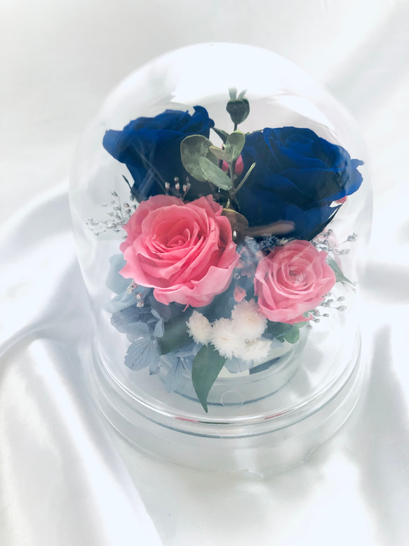 プリザーブドフラワー／ドームの中に咲く青とピンクの薔薇と小花のフラワードーム 1枚目の画像
