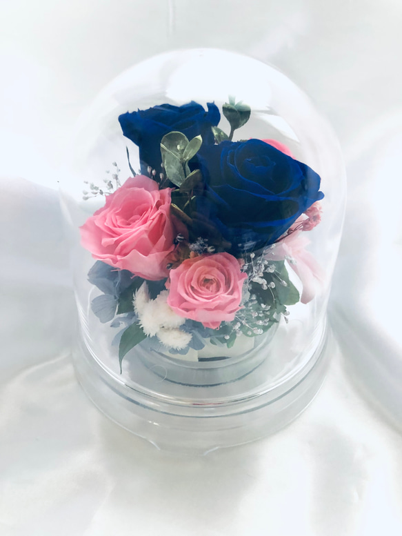 プリザーブドフラワー／ドームの中に咲く青とピンクの薔薇と小花のフラワードーム 4枚目の画像