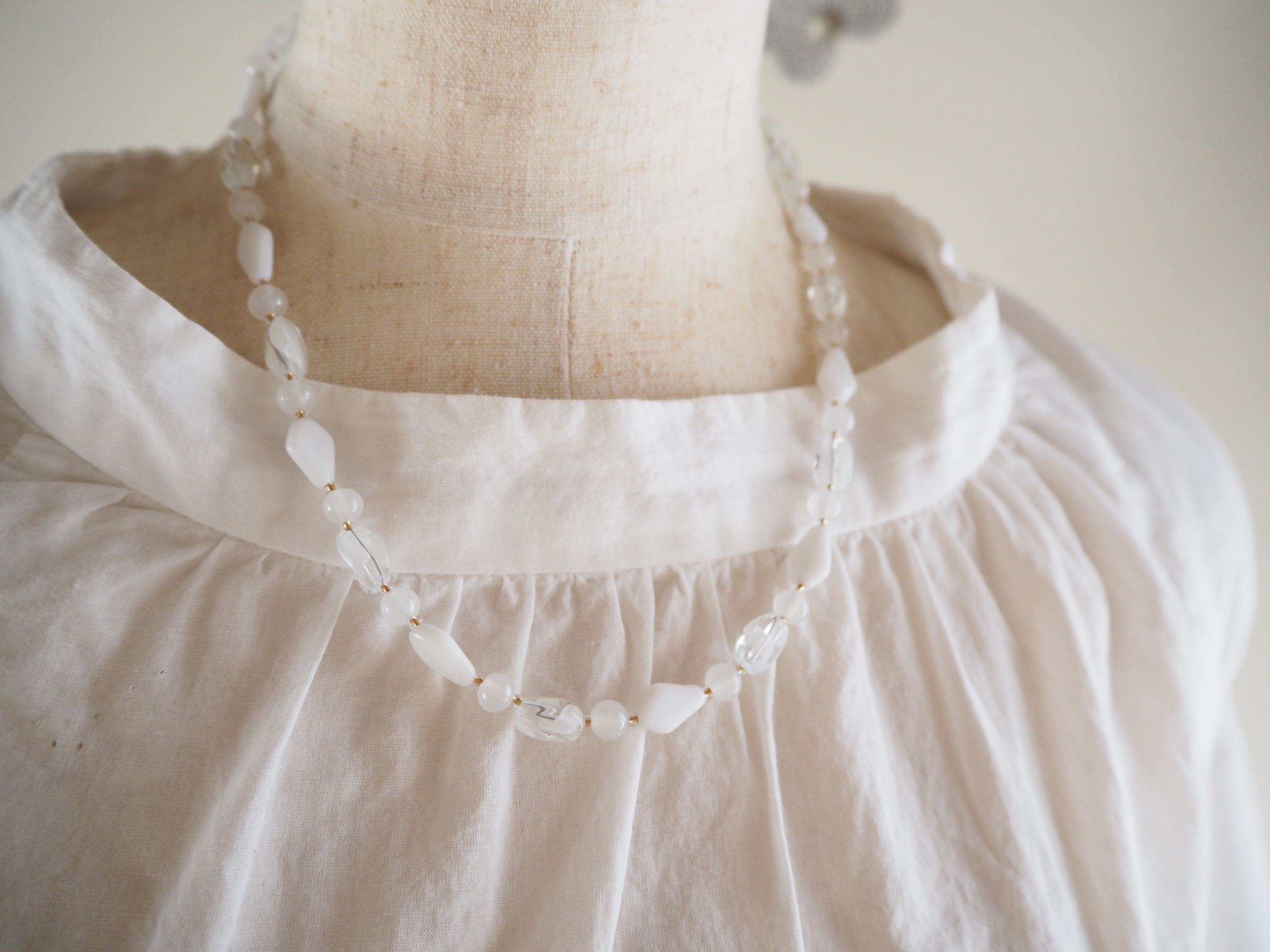 クリアーとオフホワイトのヴィンテージガラスショートネックレス