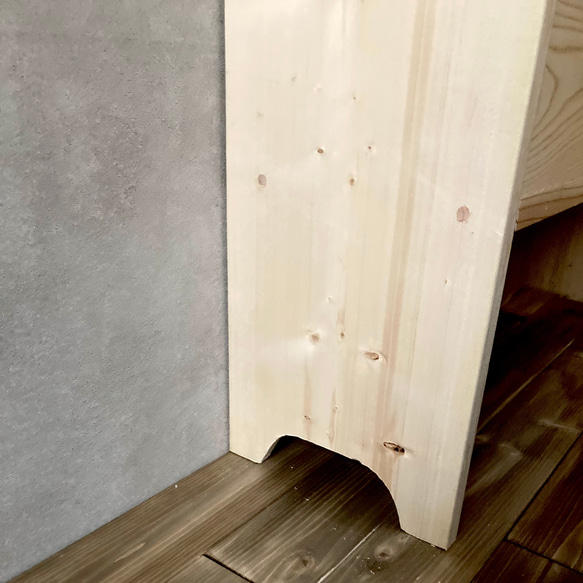 チェスト　北欧　四つ脚　木製 キャビネット　リビング収納　3段 引き出し収納　シェルフ　洋服収納　ナチュラル cm アンティーク ヴィンテージ感 を出す為にあえて傷をつけている場合は小さなささくれやザラつきがある場合がございますので 既製品などのつるつるした手触りをお求めの方はご満足頂けない場合がございますのでご理解頂いた上でのご購入をお願い致します